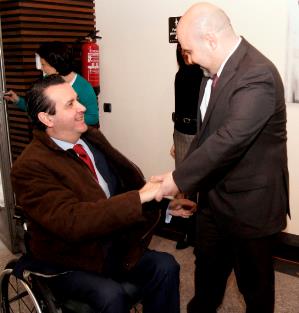 Luis Cayo Pérez Bueno, presidente del CERMI, saluda a Ignacio Tremiño, director general de Coordinación de Políticas de Apoyo a la Discapacidad