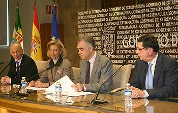 El consejero, Francisco Javier Fernández Perianes, en el centro, junto al presidente de CERMI, a su izquierda