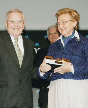 Alberto Arbide, primer presidente del CERMI, entrega el Premio cermi.es a la Trayectoria Asociativa a Mª Luisa Ramón Laca