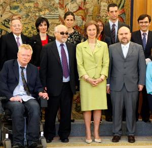 Alberto Arbie y Yannis Vardakastanis, junto a miembros del EDF y el CERMI, en una de los encuentros del EDF con la Reina