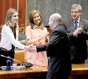 La Princesa Letizia entrega el galardón a Luis Cayo Pérez Bueno, presidente del CERMI