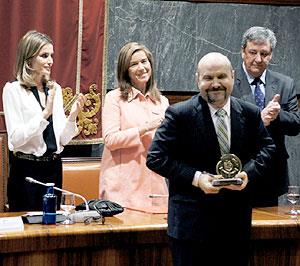 Luis Cayo Pérez Bueno posa con el premio, tras recibirlo de manos de la Princesa de Asturias