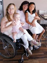 Dos madres en silla de ruedas con sus hijas