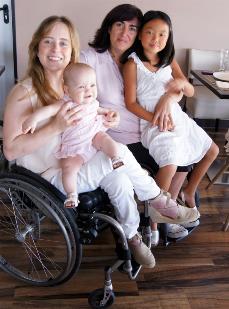 Dos madres en silla de ruedas con sus hijas
