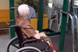 Una mujer mayor en silla de ruedas
