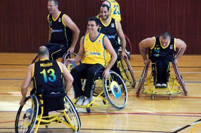 Pedro Sánchez, líder del PSOE, practicando el baloncesto en silla de ruedas