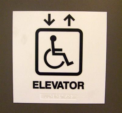 Símbolo de ascensor apto para silla de ruedas