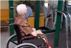 Mujer mayor con discapacidad