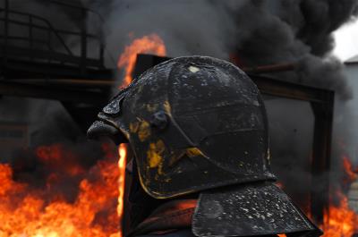 Detalle de la cabeza de un bombero en un incendio