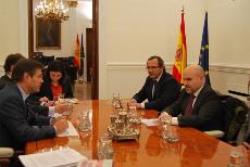 El ministro de Justicia, Rafael Catalá, reunido con representantes del CERMI