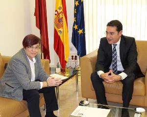 El consejero de Presidencia y Empleo del gobierno de Murcia, José Gabriel Ruiz, en la reunión con la directora gerente de Feacem, Pepa Torres