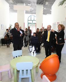 El consejero de Asuntos Sociales, Jesús Fermosel, y el presidente del CERMI, Luis Cayo Pérez Bueno, visitan las instalaciones del CRECOVI