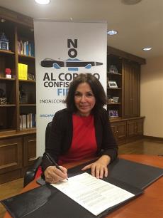 La presidenta de la Fundación Isabel Gemio firma la ILP contra el copago confiscatorio