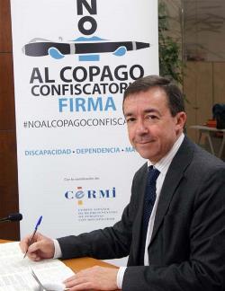 El rector de la Universidad Complutense de Madrid (UCM), José Carrillo, se suma a la campaña del CERMI contra el copago confiscatorio