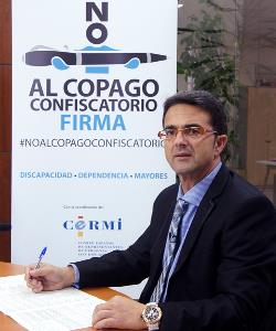 Juan Carrión, presidente de Feder, firma la ILP contra el copago