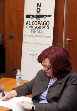 La presidenta de la Sociedad Española de Hipertensión-Liga Española para la Lucha contra la Hipertensión Arterial (SEH-LELHA), Nieves Martell, firma la ILP contra el copago confiscatorio