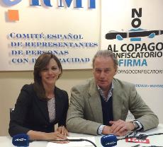 Bertín Osborne, presidente y fundador y Fabiola Martínez, vicepresidenta de la Fundación Bertín Osborne, firman la ILP contra el copago