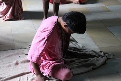 Una paciente en el suelo del Hospital Psiquiátrico Thane de los suburbios de Munbai. © 2013 Shantha Rau Barriga/Human Rights Watch