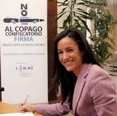 Begoña Villacís, candidata de Ciudadanos a la Alcaldía de Madrid, firma la ILP