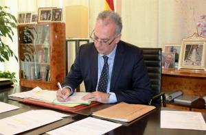 El alcalde de Benidorm, Agustín Navarro, ha querido mostrar su apoyo a la campaña de recogida de firmas contra el copago confiscatorio