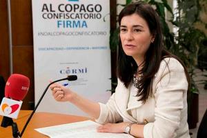Carmen Montón, secretaria de Igualdad del PSOE, firma la ILP contra el copago
