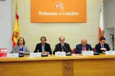 El Parlamento cántabro acoge la presentación de un libro sobre los derechos de las personas con discapacidad y su impacto en las leyes autonómicas de Cantabria