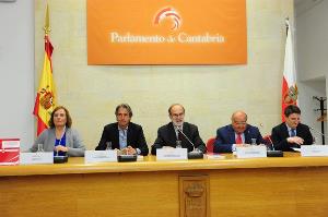El Parlamento cántabro acoge la presentación de un libro sobre los derechos de las personas con discapacidad y su impacto en las leyes autonómicas de Cantabria