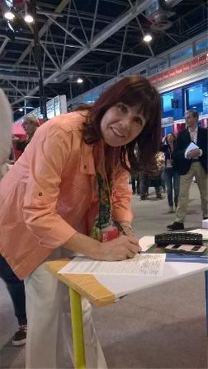 Micaela Navarro, presidenta del PSOE, firma la ILP