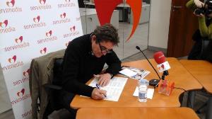 Luis García Montero, candidato de IU a la Comunidad de Madrid, firma la ILP