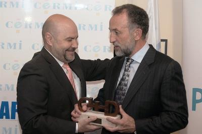 El director de la Escuela de Fisioterapia de la ONCE, Javier Sainz de Murieta, recibe el Premio Cermi.es de manos del presidente del CERMI, Luis Cayo Pérez Bueno
