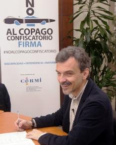 El candidato de Podemos a la Presidencia de la Comunidad de Madrid, José Manuel López, firma contra el copago confiscatorio