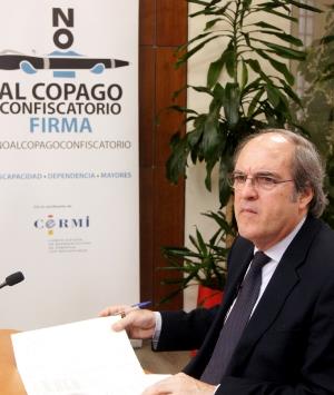 El candidato socialista a la Presidencia de la Comunidad de Madrid, Ángel Gabilondo, se suma a la campaña contra el copago del CERMI