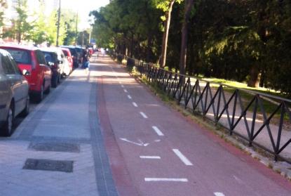 Carril bici en una acera de Madrid