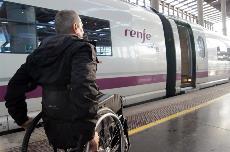 Una personas en silla de ruedas se dirige a un tren de Renfe