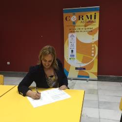 Las candidata al Parlamento Regional asturiano del PSOE, Nuria Devesa, firma la ILP