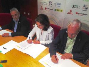 La alcaldesa de Logroño, Cuca Gamarra, y la presidenta del CERMI-La Rioja, Manuela Muro