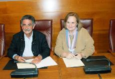 Miguel Ángel Revilla y Mar Arruri firman el documento que recoge los compromisos