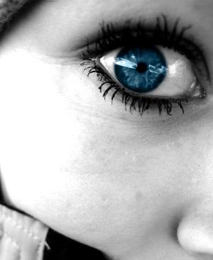 Primer plano de una mujer de ojos azules