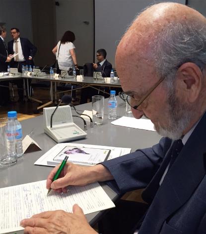 Adolfo Jiménez, ex secretario de Estado de Seguridad Social, firma la ILP contra el copago en dependencia
