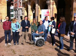 Eduardo Llano, concejal del PP en el ayuntamiento de Oviedo con representantes de la discapacidad y del CERMI Asturias