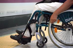 Usuario de silla de ruedas en un andén de Nuevos Ministerios con buena señalización