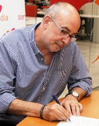 El conseller de Transparencia, Responsabilidad Social, Participación y Coordinación de la Generalitat Valenciana, Manuel Alcaraz, firma contra el copago