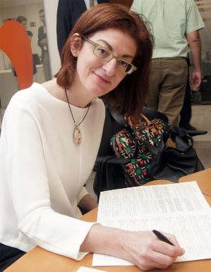 Maite Pagazaurtundua firma la ILP del CERMI contra el copago en dependencia