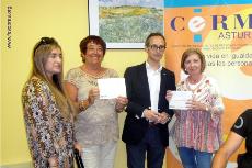 El presidente de la Fundación Alimerka entrega una donación de 30.000 euros a FESOPRAS y APADA, entidades miembro del CERMI Asturias (Imagen de Fesopras)