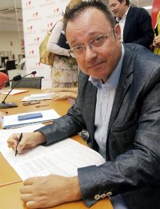 Josep Ochoa, director general de Responsabilidad Social y Fomento del Autogobierno de la Generalitat Valenciana, firma la ILP contra el copago