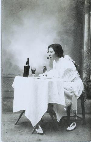 Regina García Lòpez "La Asturianita", mostrando sus habilidades con los pies y la boca, c.1920. Enrique Gómez Rodríguez. Colección del Muséu del Pueblu d'Asturies.
