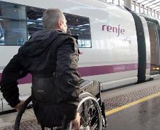 Pasajero en silla de ruedas en el andén del tren
