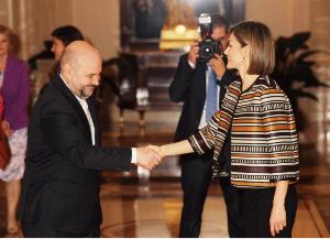 El presidente del CERMI, Luis Cayo Pérez Bueno, saluda a la Reina Letizia