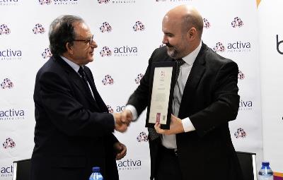 Luis Cayo Pérez Bueno, presidente de la Fundación Bequal, entregando el Sello Bequal Plus a Josep Nogués, vicepresidente primero de Activa Mutua 2008