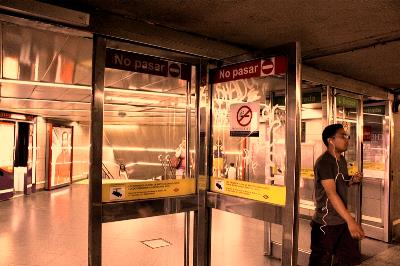 Detalle de una de las entradas de Metro de Madrid